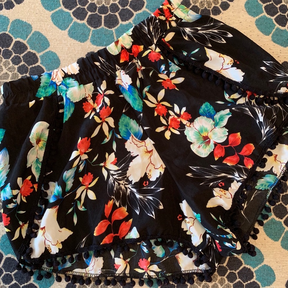 Floral print elastic-waist polyester shorts